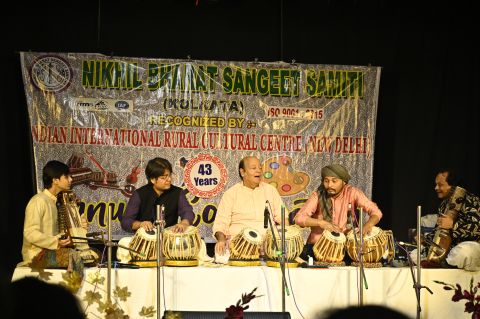 A memorable moment from the 43rd Annual Musical Program of Nikhil Bharat Sangeet Samiti, featuring an inspiring performance by Ustad Sabir Khan, celebrating the rich heritage of Indian classical music.”